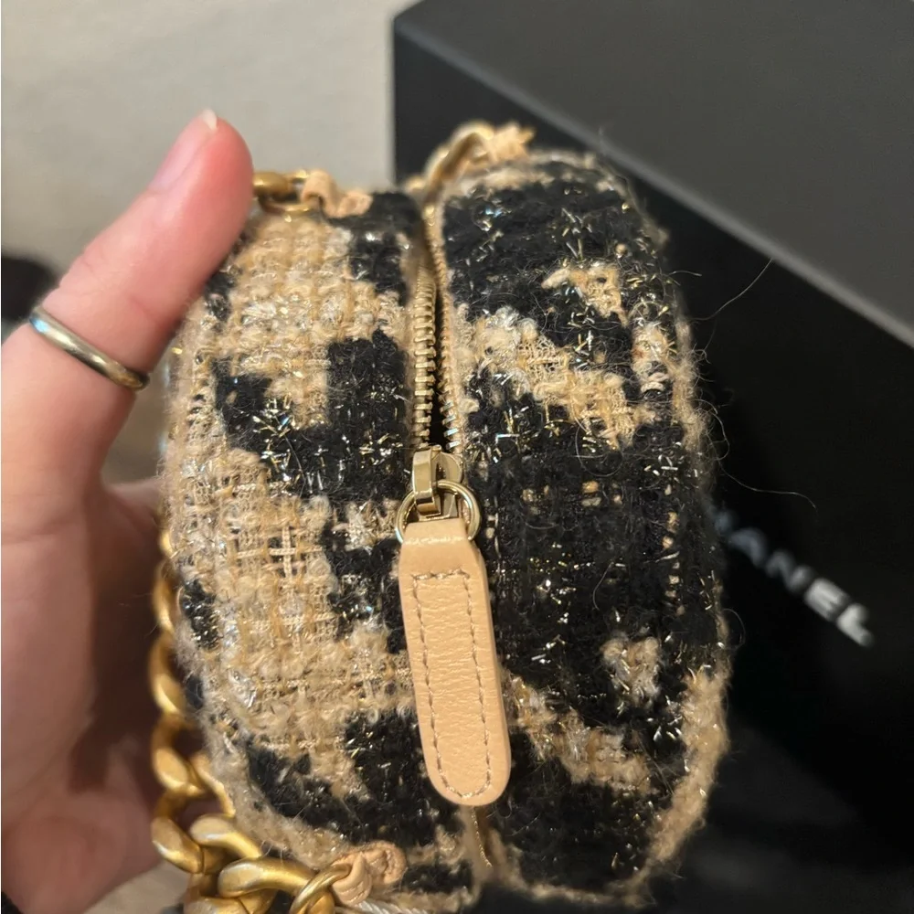 CHANEL 19 Collection Houndstooth Tweed Lambskin Round Crossbody W/ Coinpurse - Picture 9 of 16